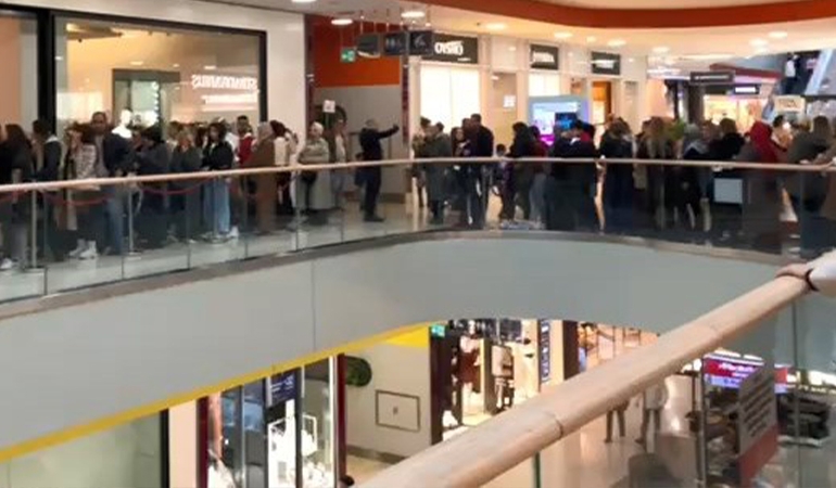 AVM’lerde ‘Efsane Cuma’ kuyruğu