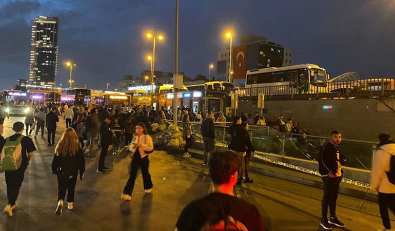 Mecidiyeköy metrobüs durağında bomba alarmı… Fünye ile patlatıldı