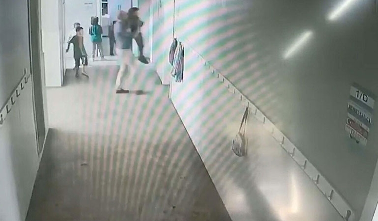 Müdür yardımcısı 6 yaşındaki öğrenciyi havaya kaldırıp fırlattı… O anlar kamerada