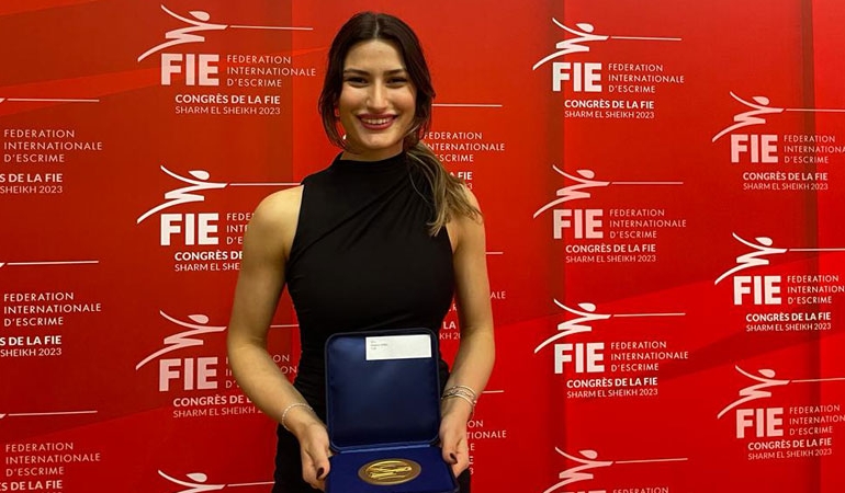 Milli eskrimci Nisanur Erbil, klasman birinciliği ödülünü aldı
