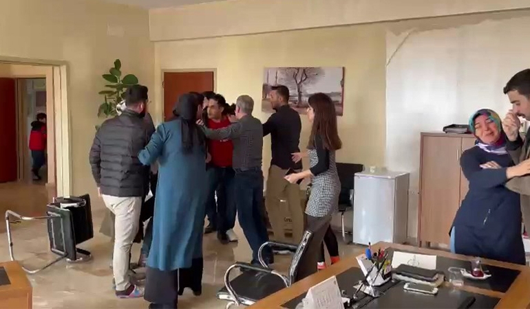 Okulu basıp 4 öğretmeni darbettiler!