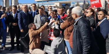 ozgur-ozel-sansur-yasasi-karari-oncesi-aym-onunde-eger-aym-iptalle-ilgili-adim-atmazsa-sardana-yapilanlar-yarin-tum-gazetecilere-yapilacak-ntsv