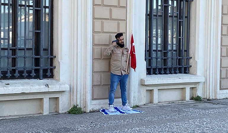 İzmir’de İsrail protestosu… Pakistanlı genç, kafasına silah dayadı!