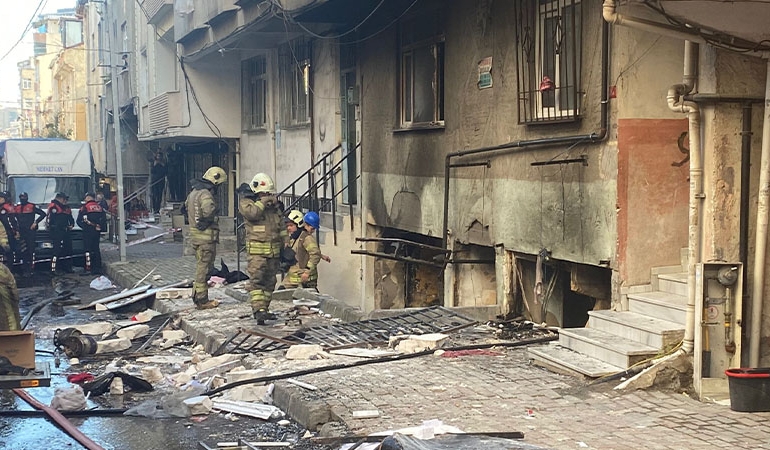 Küçükçekmece’de binada patlama: Ölü ve yaralılar var