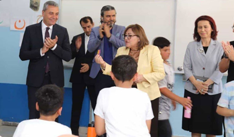 AKP’li Fatma Şahin, imam hatip ziyaretinde ‘İslam yemini’ ile karşılanmış!