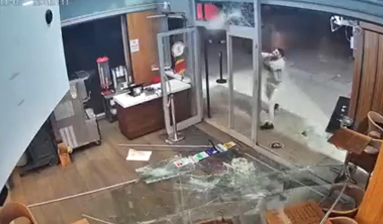 Restoranda denetime giden polis ve gazeteciye saldırı