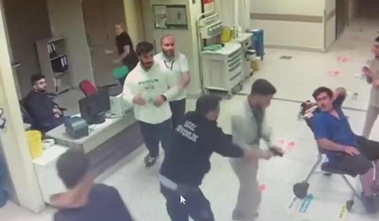 Acil serviste sağlık personeline silahlı tehdit kamerada