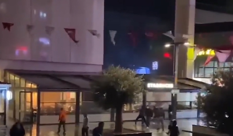 Esenyurt’ta tekbir getirip Starbucks’ı taşladılar
