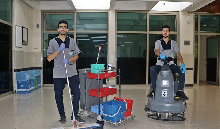 2 tıp öğrencisi, okudukları üniversitede temizlik personeli olarak görev yapıyor