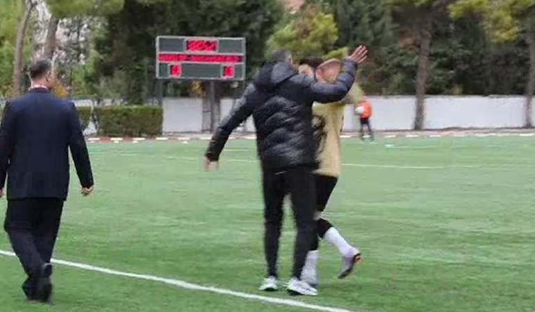 Kırmızı kart gören futbolcusunu tokatladı