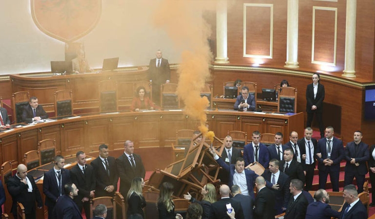 Arnavut vekillerden mecliste meşaleli eylem