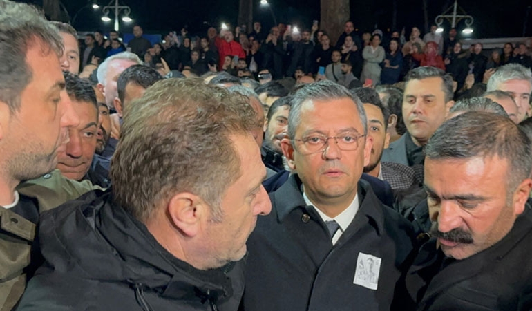 Özgür Özel şehit cenazesinde protesto edildi