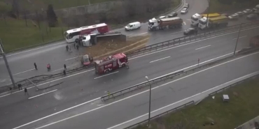 BASIN EKSPRES YOLU'NDA IKI KAMYON DEVRILDI. FOTO:ISTANBUL-DHA