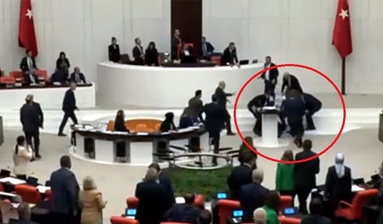 Milletvekili Meclis kürsüsünde bayıldı… AKP’liler ‘Allah’ın gazabı’ diye bağırdı