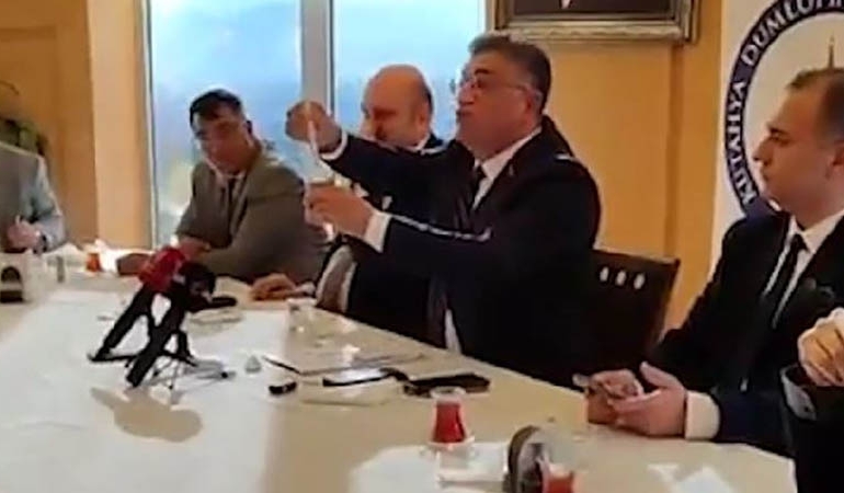 Rektörden basın mensuplarına ‘çay karıştırma’ dersi