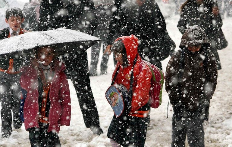 Kar yağışının etkili olduğu illerde eğitime ara