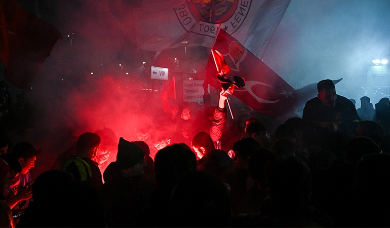 Galatasaray ve Fenerbahçe kafilesi İstanbul’a döndü: Taraftarlardan coşkulu karşılama…