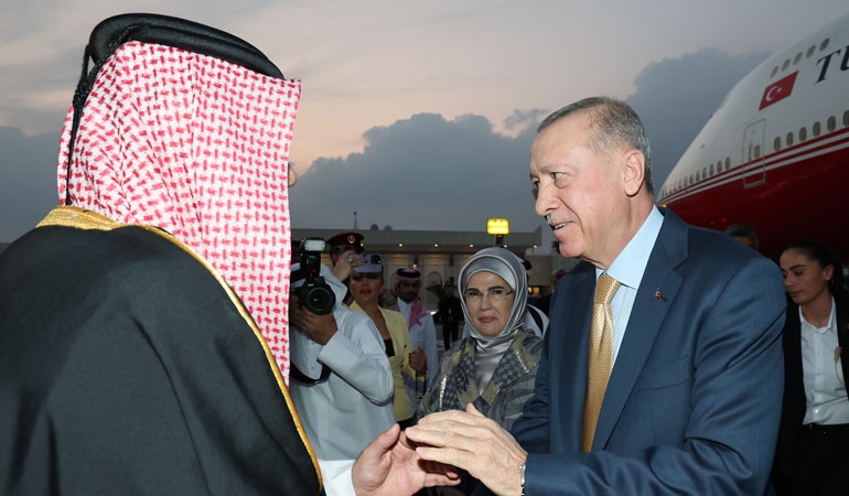 Erdoğan Katar’da: Başbakan Yardımcısı karşıladı