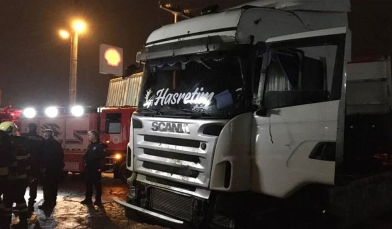 Köfte ekmek yiyorlardı, aralarına TIR daldı