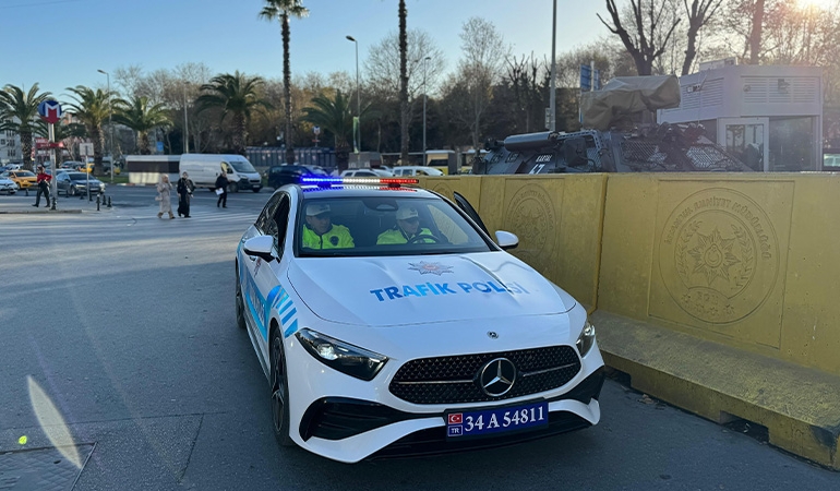 Milyonluk polis araçları İstanbul sokaklarında