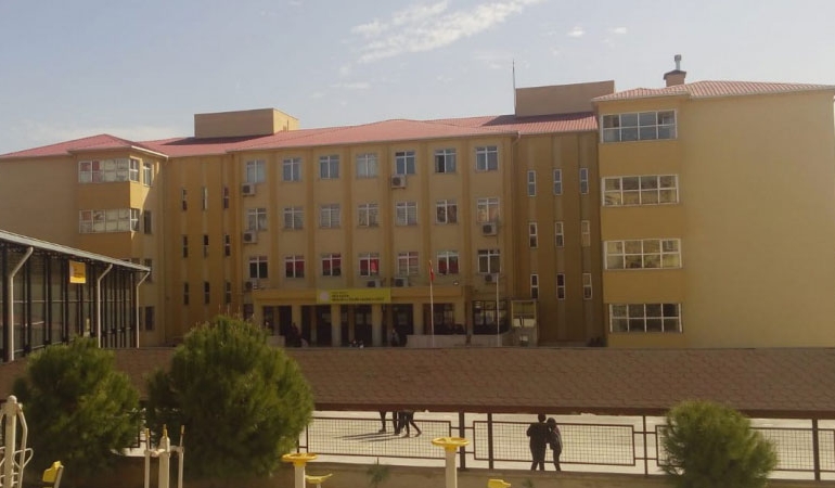 Lise öğrencisi, velisi müdürle görüşürken intihar etti