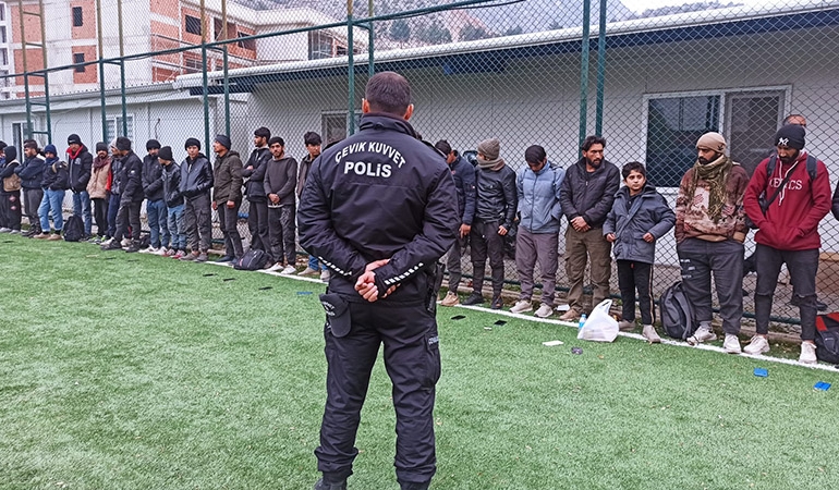 TIR’dan çıkan kaçak göçmenler halı sahayı doldurdu