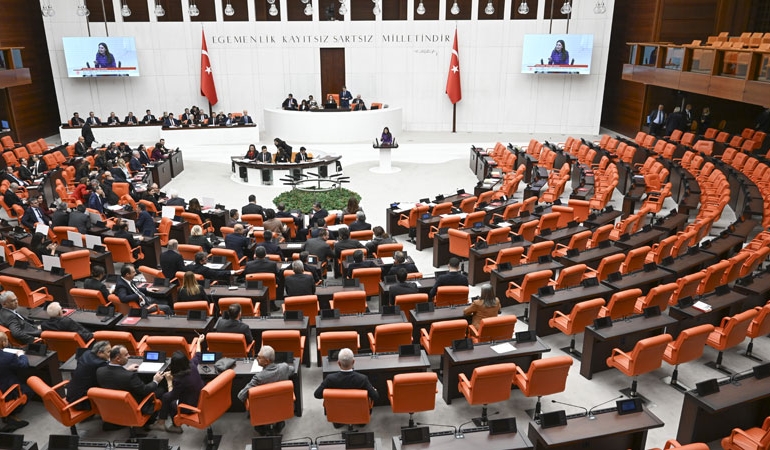 Meclis’te gerginlik: AKP’li vekiller önce terk etti, sonra işgal