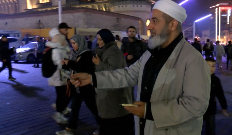 Tebliğciler yılbaşında da boş durmadı… Kutlamalarda bildiri dağıttılar