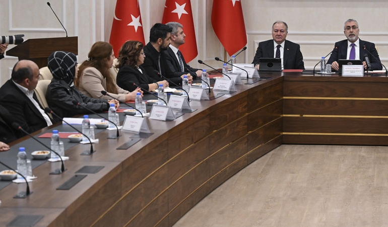 Asgari ücret toplantısına katılan işçiden patronların yüzüne ‘çürük meyve’ tepkisi