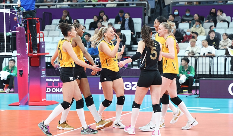 VakıfBank lider olarak yarı finalde