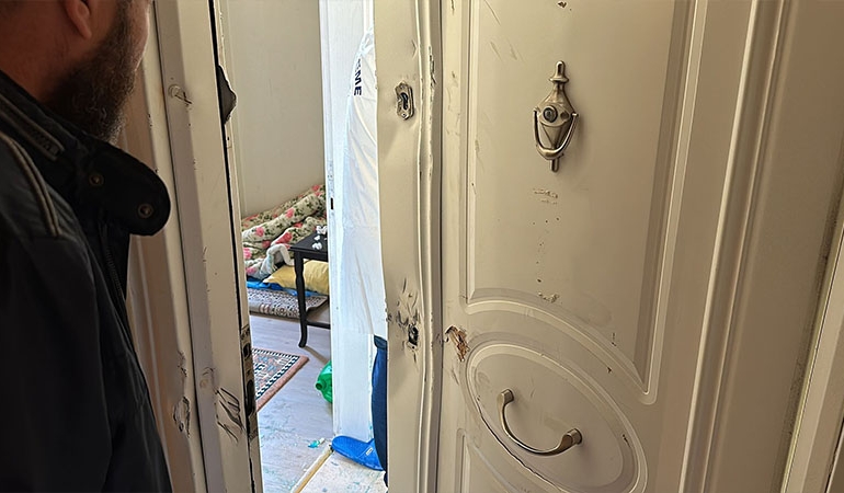 Şizofreni hastası emekli polis sağlıkçıları rehin aldı