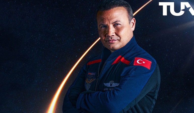 Alper Gezeravcı, uzayda yemek yediği fotoğrafı paylaştı