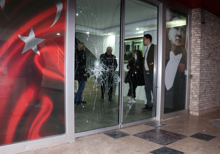 antalyada-chp-il-binasina-tasli-saldiri_3302_dhaphoto2