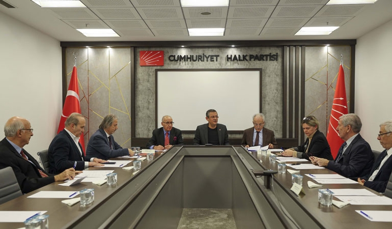 CHP İzmir’de yine ‘ithal aday’ protestosu