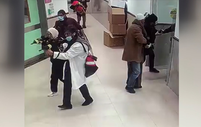 Doktor ve hemşire kılığında hastane bastılar: 3 ölü