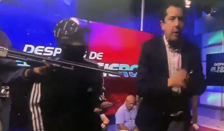 Ekvador’da silahlı çete canlı yayını bastı