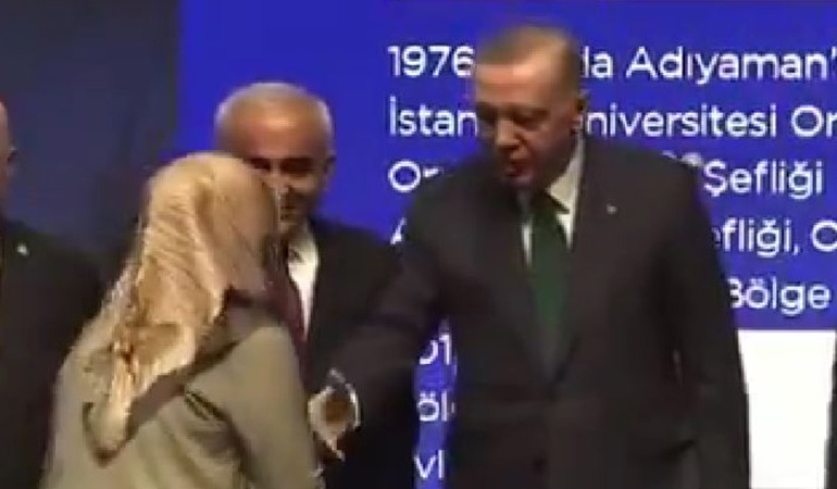 Erdoğan’ın eli havada kaldı