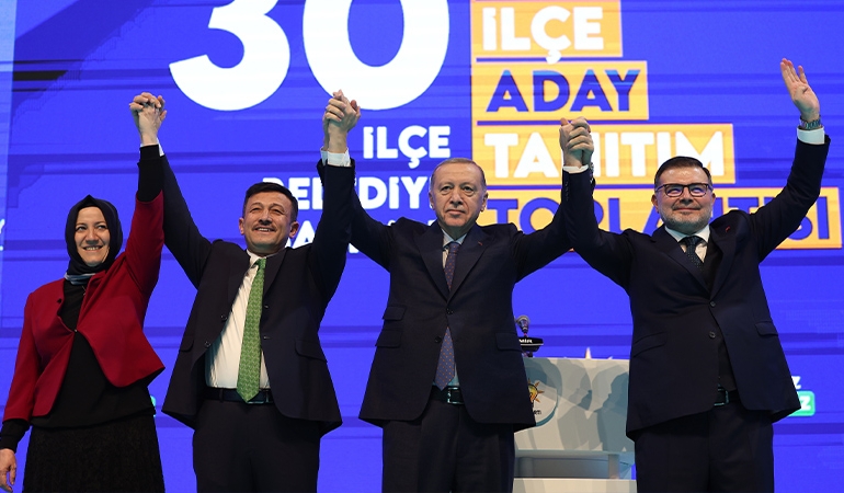 Erdoğan, AKP’nin İzmir ilçe adaylarını açıkladı: Mal varlığı iddialarıyla gündeme gelen isme çizik…