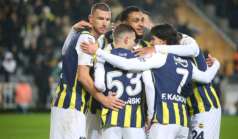 Başakşehir-Fenerbahçe maçında uzatmalarda penaltı kararı… Kartlar havada uçuştu