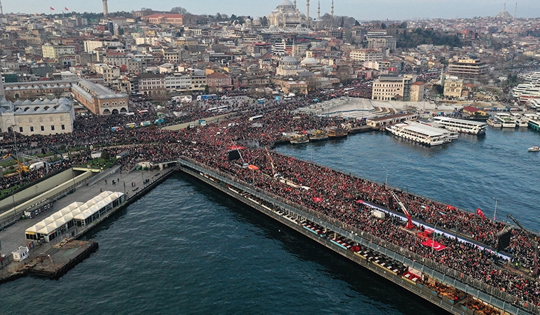Onbinlerce kişi Galata Köprüsü’nde şehitler ve Filistin için yürüdü