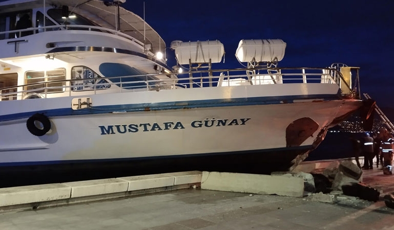 İzmir’de kaptanı fenalaşan vapur karaya çarptı!
