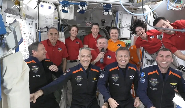 Türk astronot Alper Gezeravcı uzayda: İşte ilk sözleri…