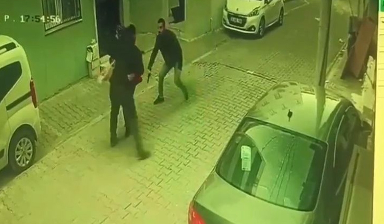 Sokak ortasında silahlı kavga: Kadını kalkan olarak kullandı!