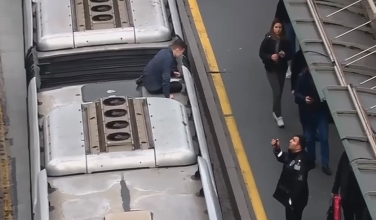 Metrobüsün üzerinde tehlikeli yolculuk