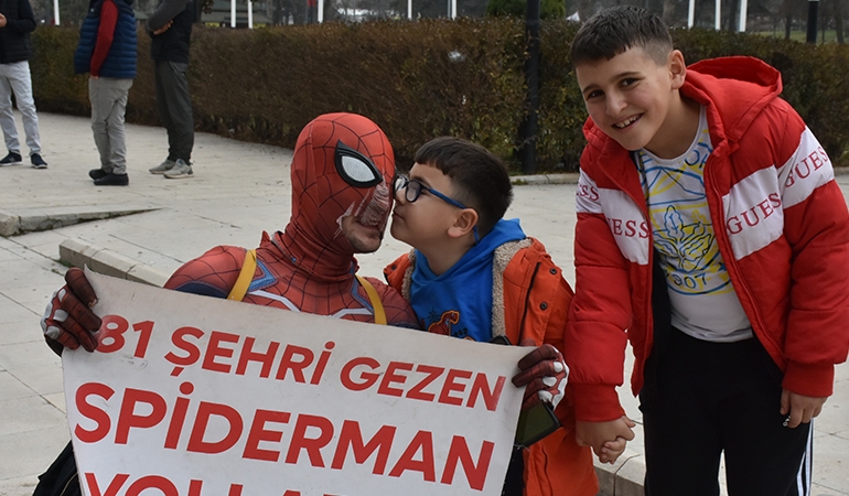 ‘Örümcek adam’ depremzede çocukların yüzünü güldürdü