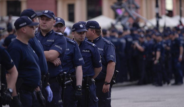 Polonya’da polis Cumhurbaşkanlığı Sarayı’nı bastı