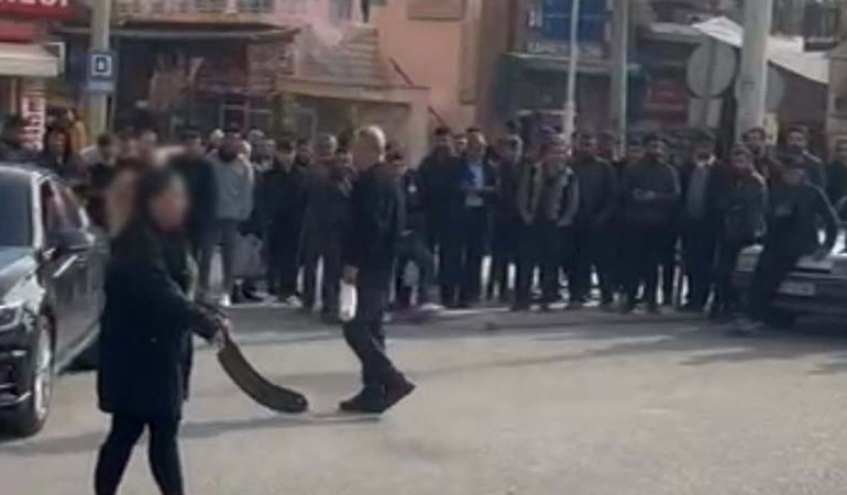 Sinir krizi geçiren kadın satırla yol kesti