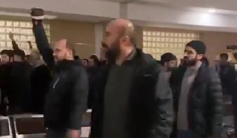 Adliyedeki ‘şeriat’ sloganlarına suç duyurusu