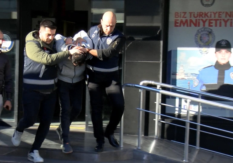 servis-kaciran-supheli-ankarada-kulliyeye-girmek-isterken-yakalandi-adliyeye-sevk-edildi_2003_dhaphoto2