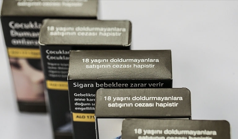 Zam açıklayan bir sigara grubu fiyatları geri çekti